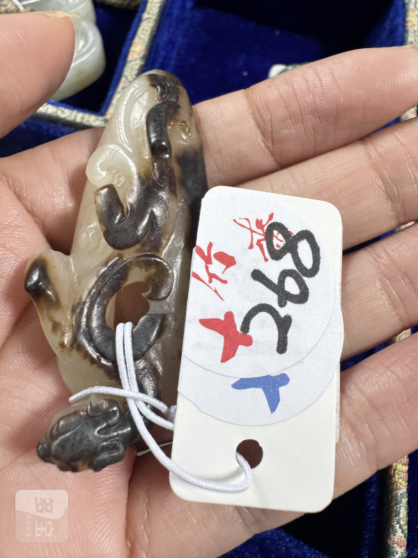 明 玉浮雕螭龙纹鸡心坠 - 图2